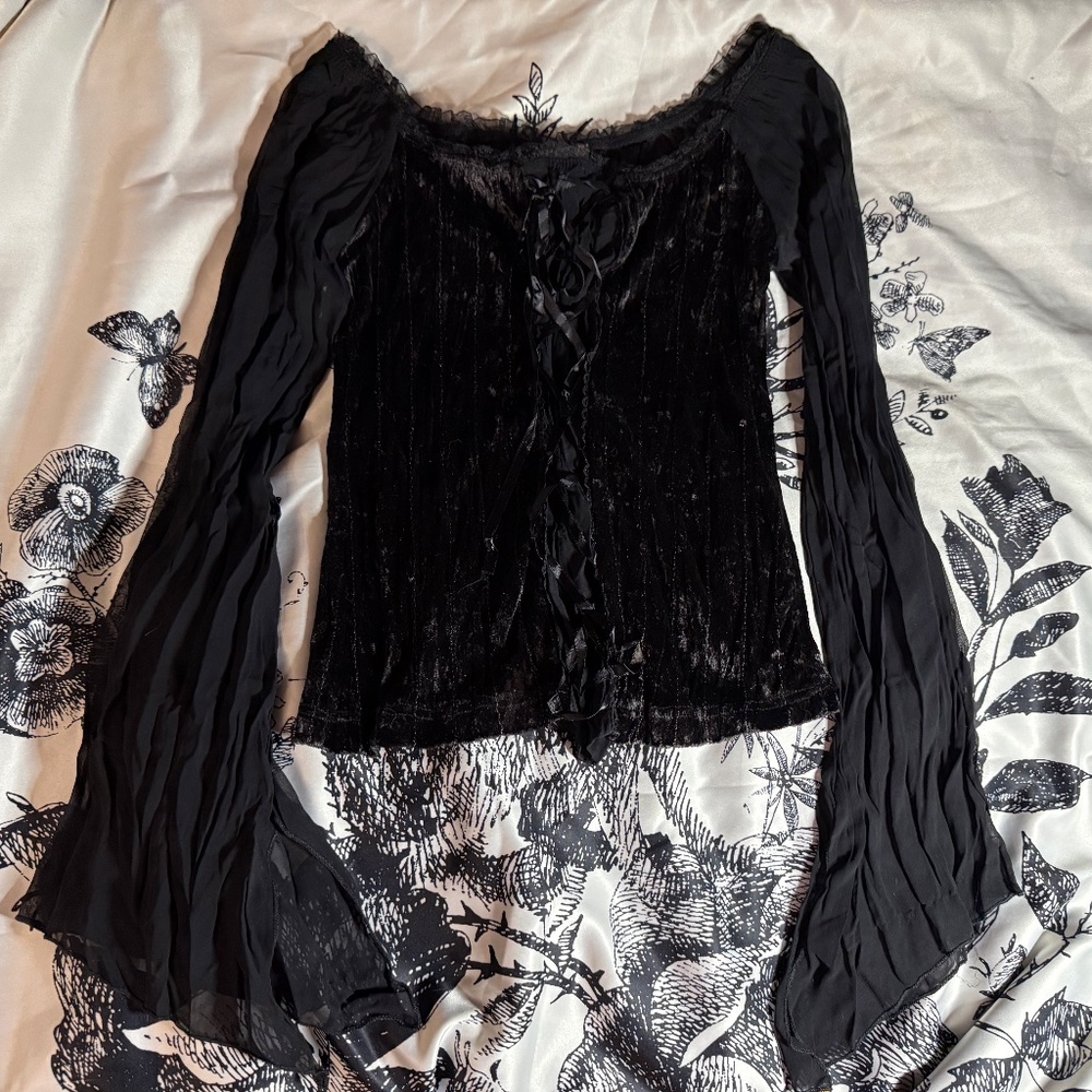 Beautiful Gothy Long Sleeve Lace Up Top - SM